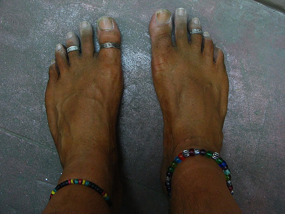 Three toe rings in plain silver and two colorful anklets make another cool 