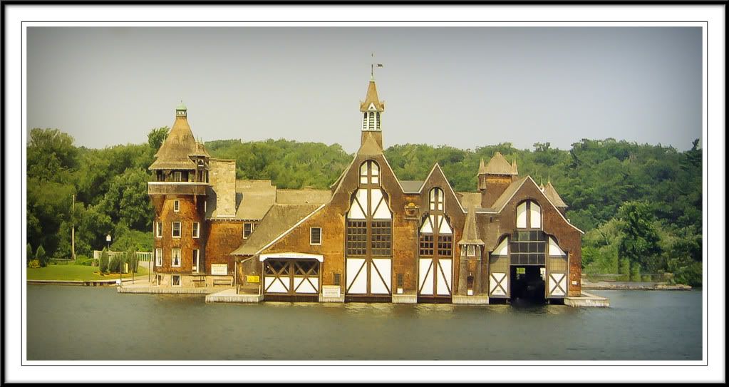 IMAGE: http://i170.photobucket.com/albums/u263/9058377799/1000Islands2.jpg