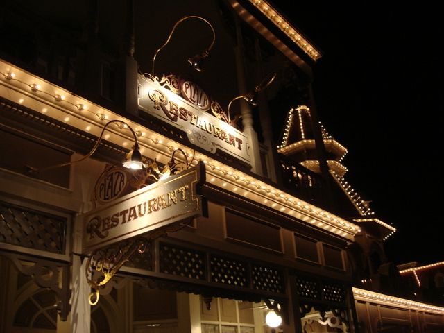 Plazarestaurantatnight.jpg