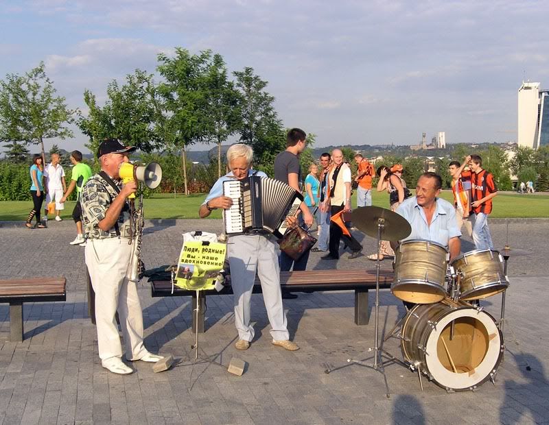 У Донбасс арены выступал замечательный уличный бенд