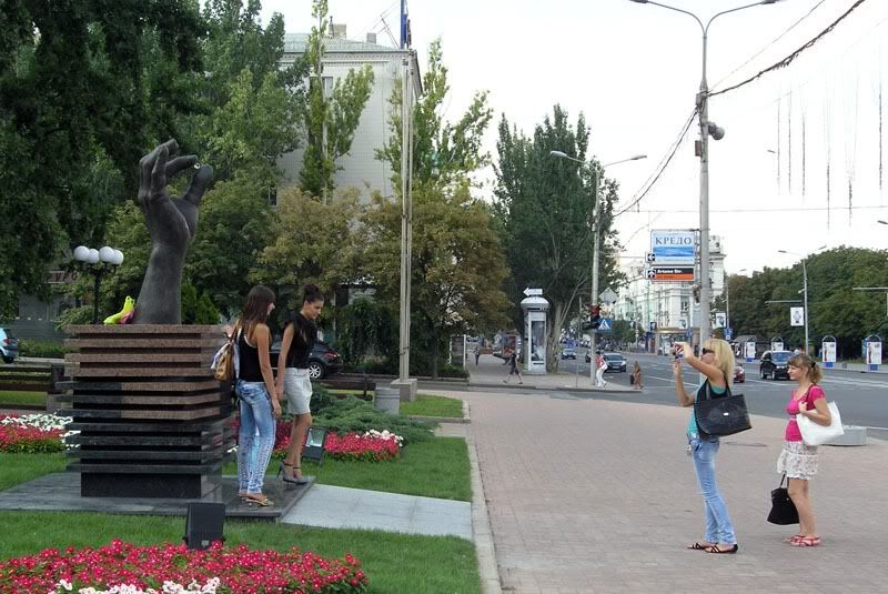 Дончанки фотографируются у статуи В Перспективе