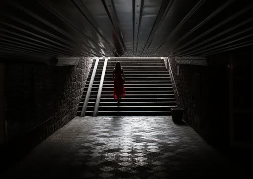 Женщина в подземном переходе
